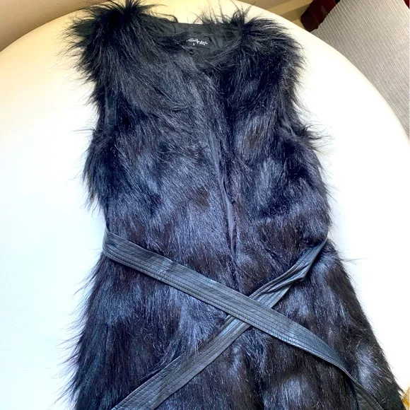 Miss Selfridge faux fur vest (black)